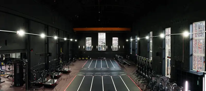 Indoor-Trainingsbahnen und -Geräte am Institute of Fitness Racing