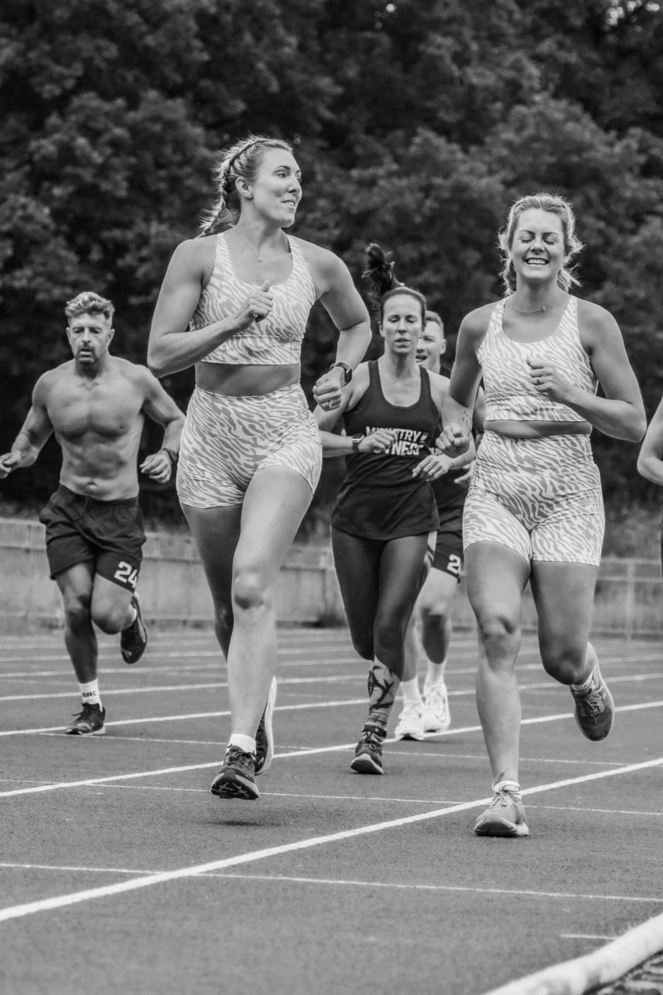 Athleten, die eine 400-Meter-Runde auf der Leichtathletikbahn laufen