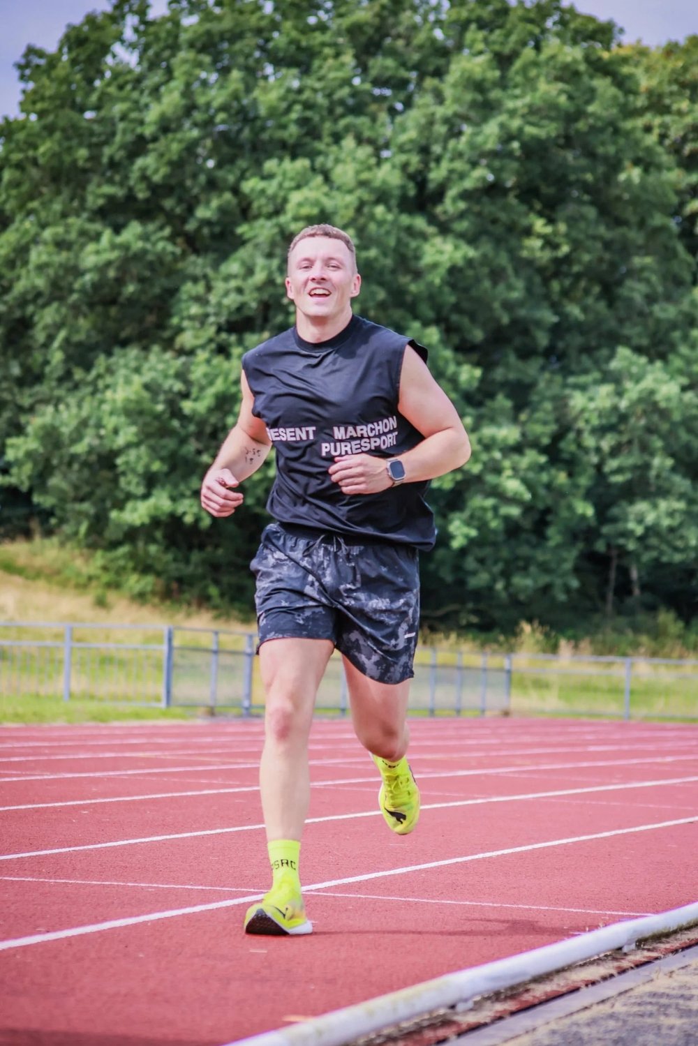 Sportler, die auf einer Leichtathletikbahn zwischen den „Journeys“ und den „Labours“ um die Wette laufen