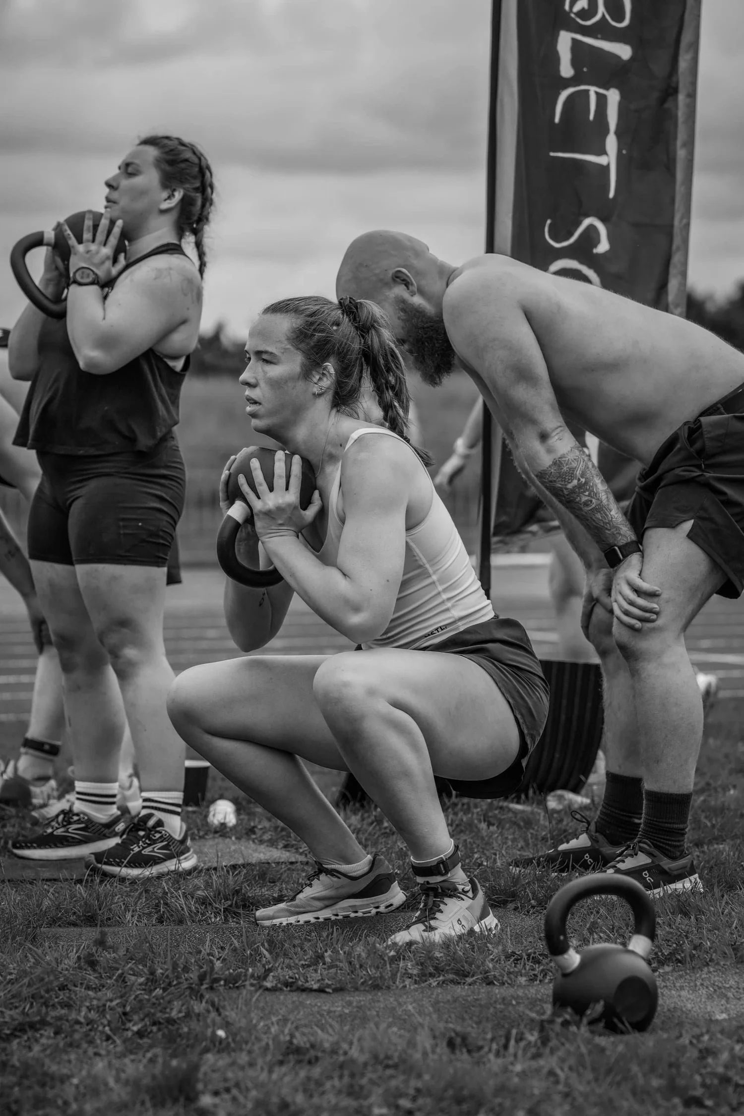 Sportler bei der Ausführung einer Kettlebell-Goblet-Kniebeuge im Rahmen der „Goblet Squat Labour“-Aktion