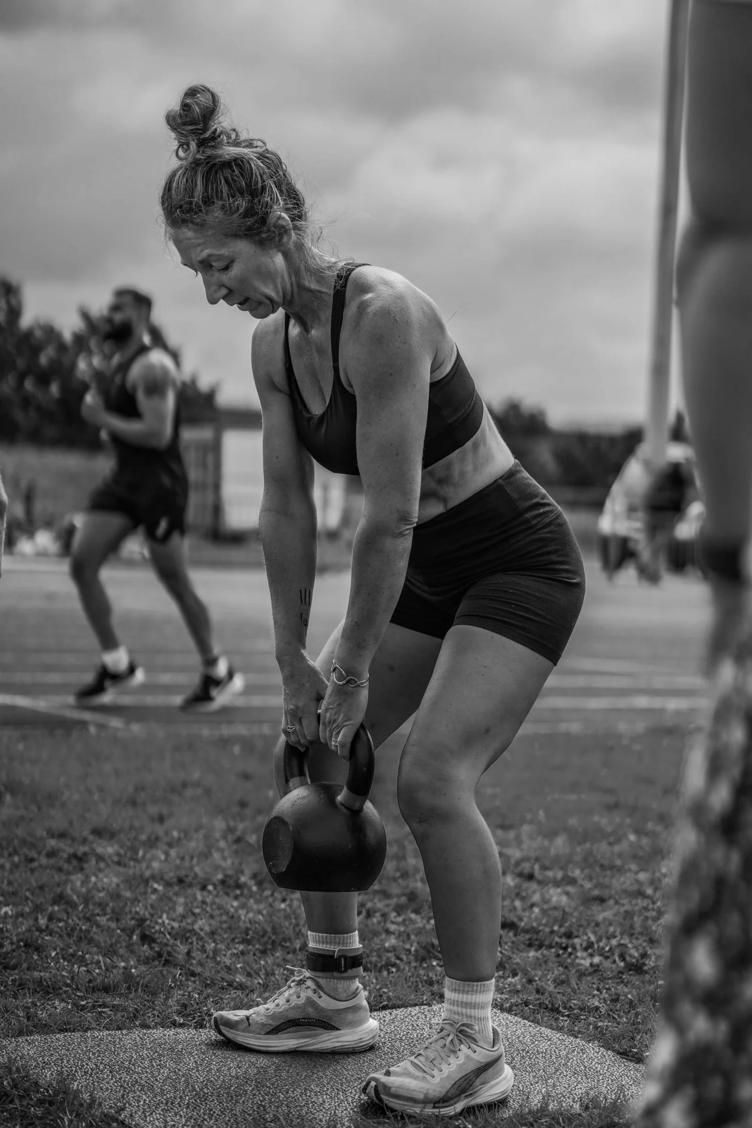 Sportler bei der Ausführung von Kettlebell-Deadlifts im „Deadlift Labour“